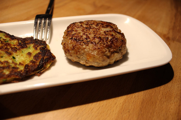 Wildschweinfrikadellen mit Zucchini-Kartoffelpuffer - wernerkochtwild.de