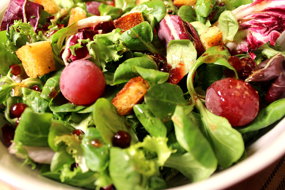 Bunter Salat mit Croûtons und sweet Chilli Sauce