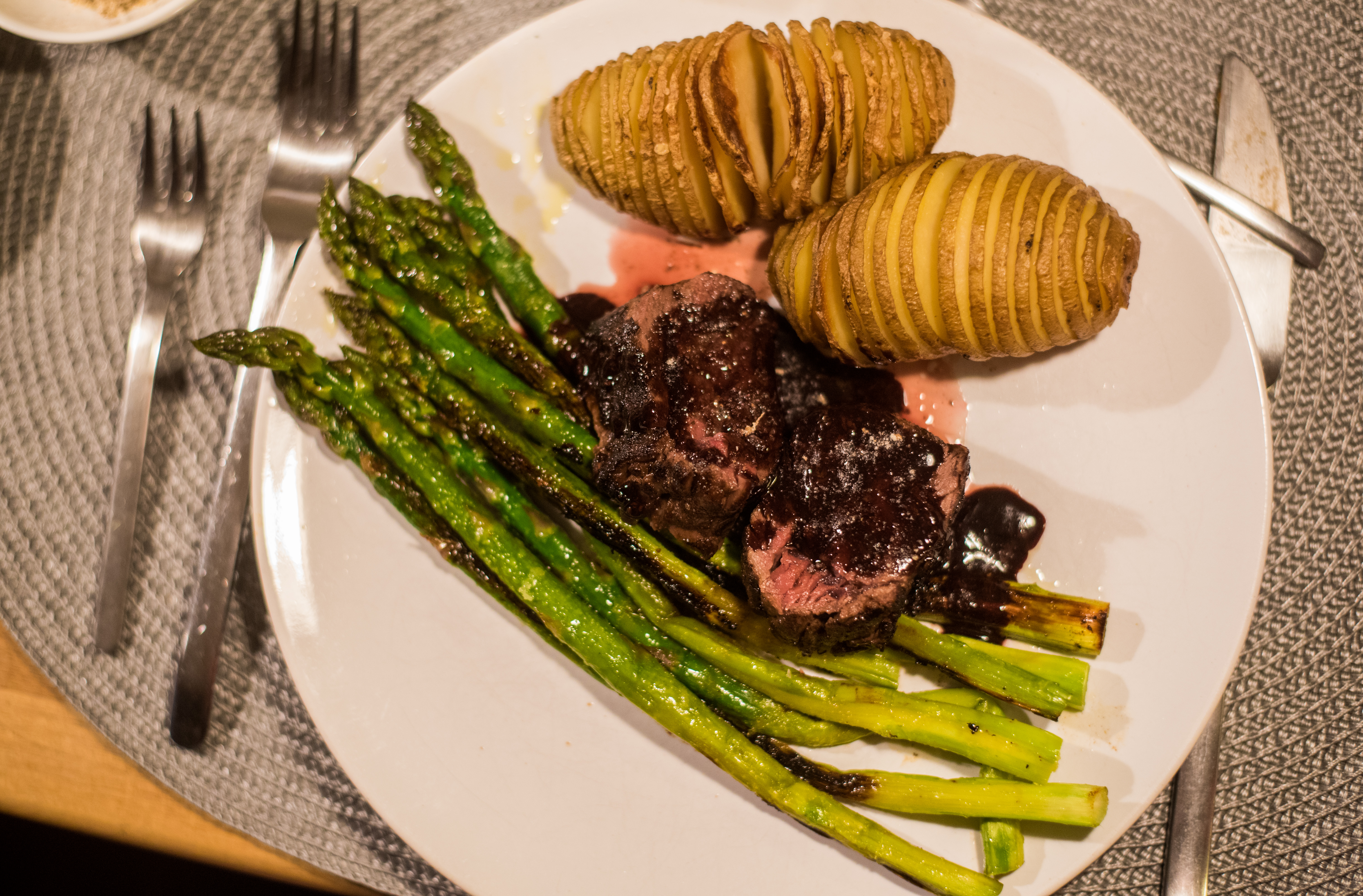 Hirschfilet mit grünem Spargel Sous Vide - wernerkochtwild.de
