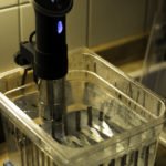 Das vorbereitete und temperierte Sous Vide Wasserbecken