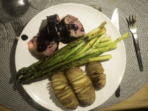 Das Ergebnis: Hirschfilet, grüner Spargel an Portweinreduktion und Haselbackkartoffeln