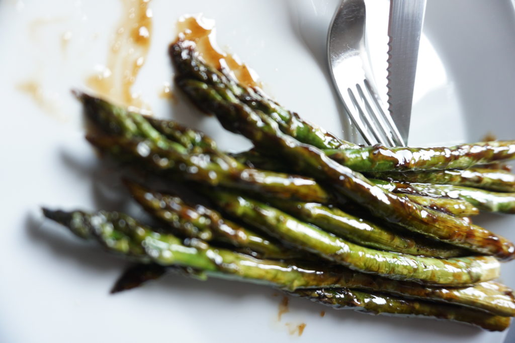 Karamelisierter grüner Spargel auf dem Teller